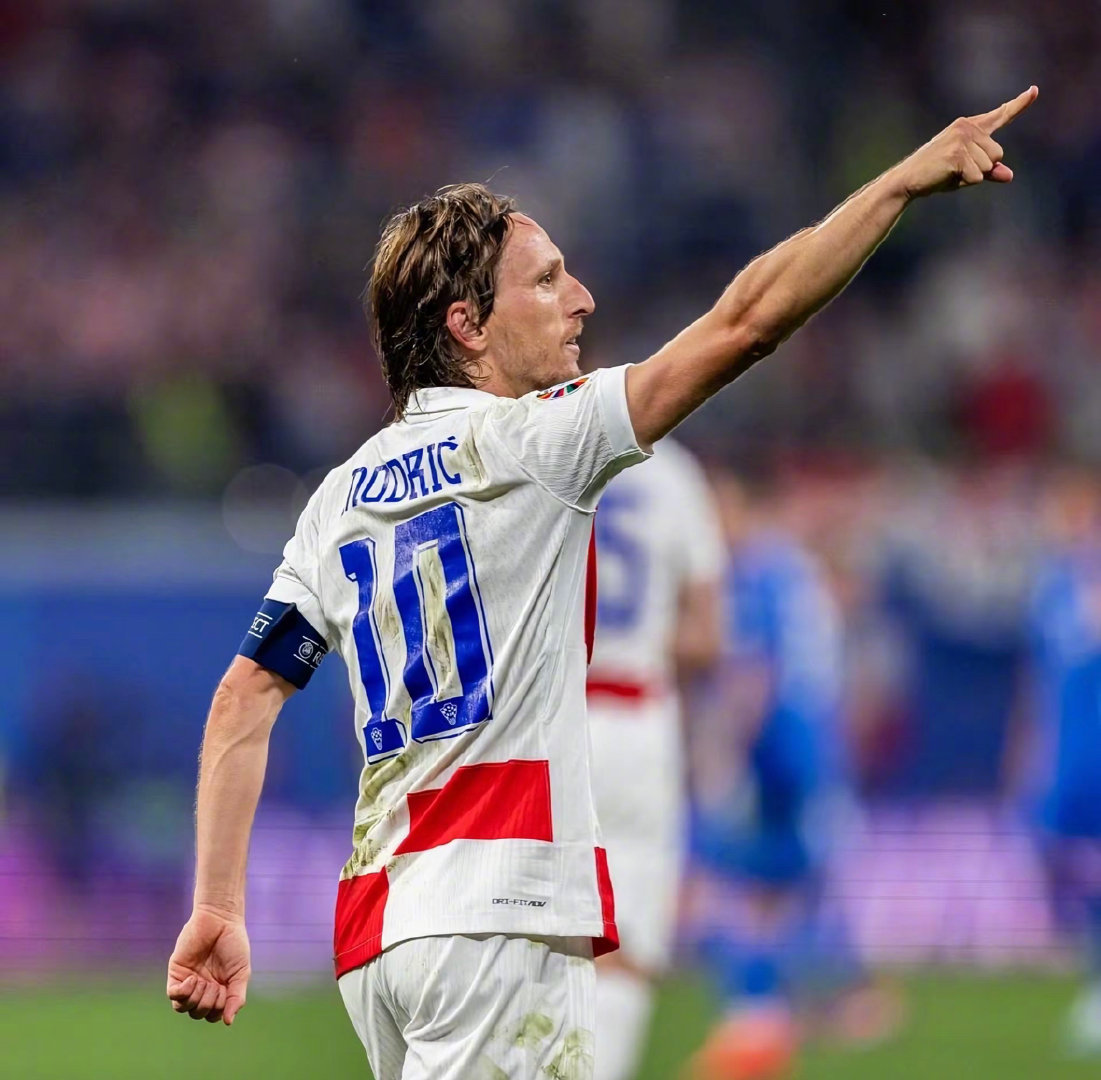 爱德华兹半场11分，离第三年轻万分先生仅差12分！骑士队4分领先