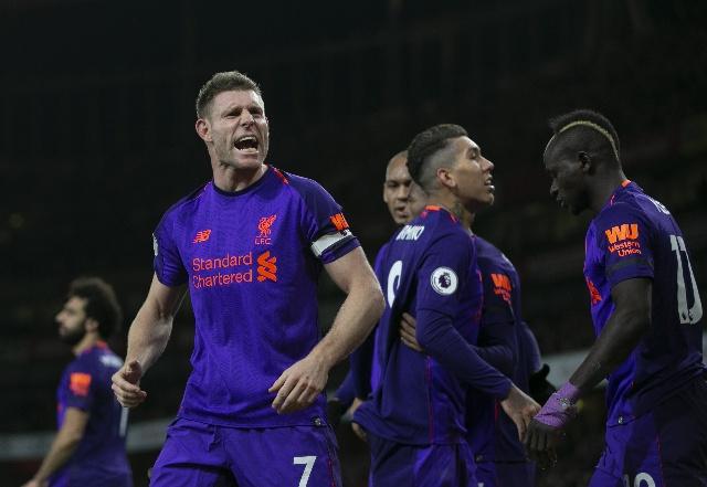 彻底爆发！勇士全队集体抗议裁判，库里遭对手恶意拉扯触犯规则令人气愤